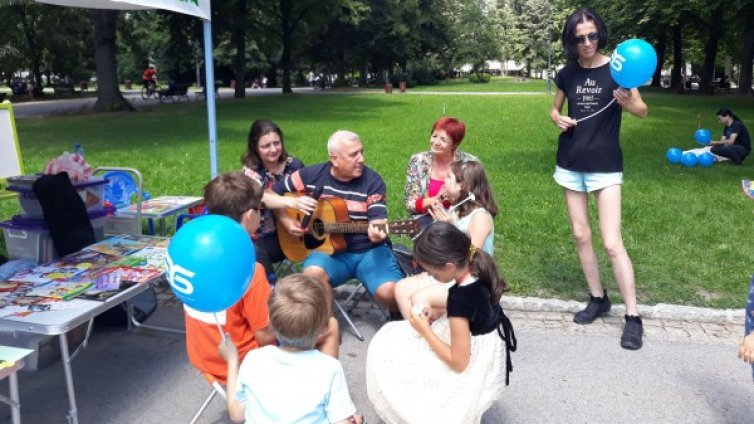 Прочетете книга на открито със "Зелената библиотека" в София