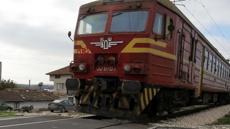 Локомотив отнесе велосипедистка, минала при спуснати бариери