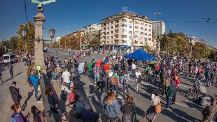 Палатки и шатри на "Орлов мост" блокират движението в София