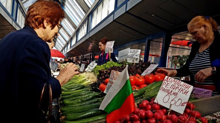 Дезинфектират редовно Женския пазар и пазар "Димитър Петков"