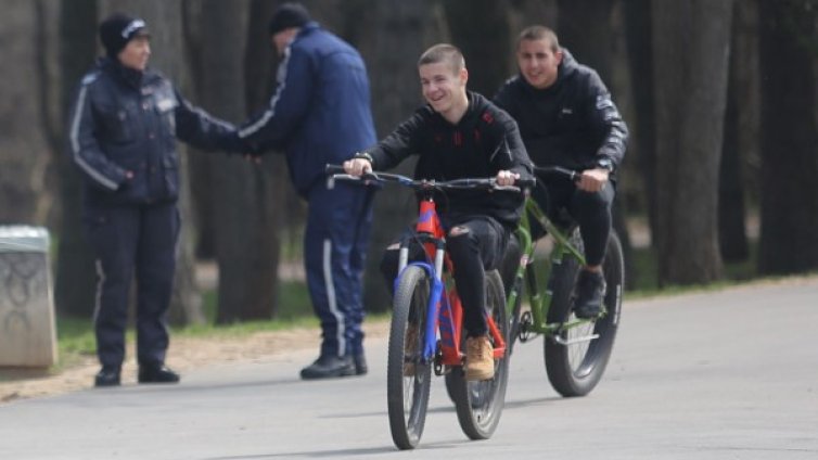 Летните температури накараха хората да излязат в парковете