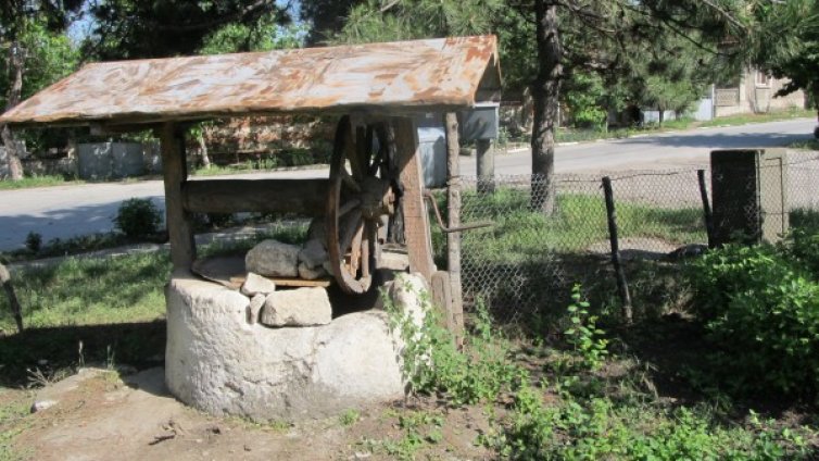 Баща и син убиха съседа си, хвърлиха го в кладенец 