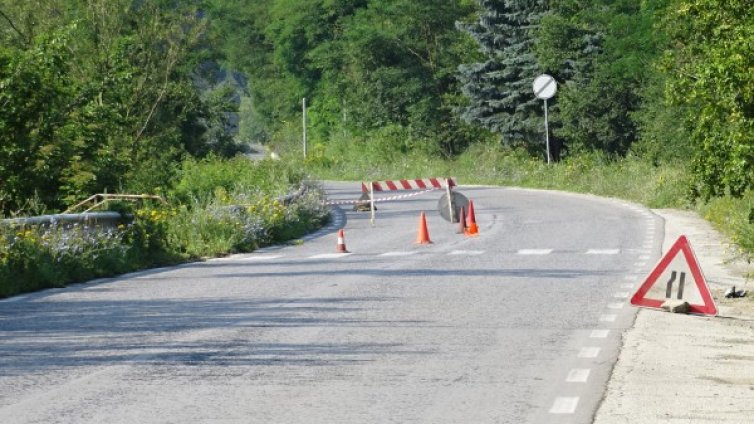 Камион виси над реката по пътя в Чепинското дефиле 