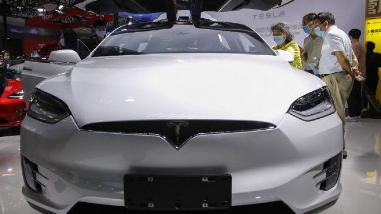 Въпреки новите аварийни системи - Tesla не може да спре пред движещ се пешеходец