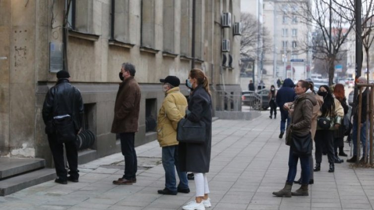 Опашки пред куриерските фирми в столицата