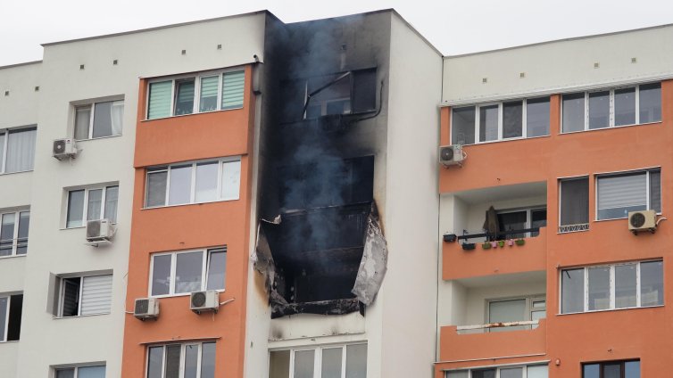 Няколко обгазени след пожара в блок в "Овча купел"