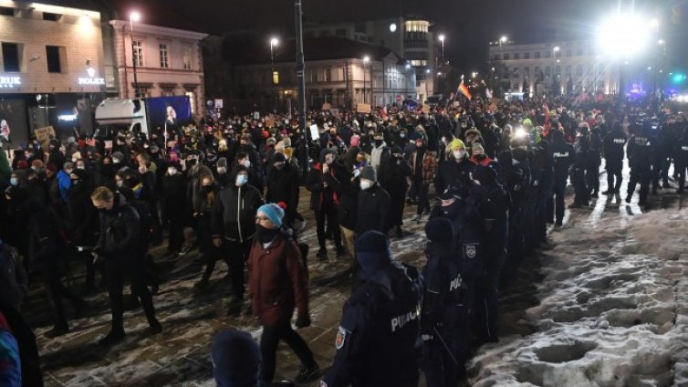 Поляци протестираха срещу забраната за абортите