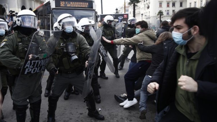 Студенти и гимназисти на протест в Гърция