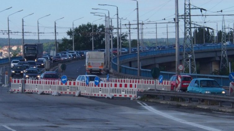 Затруднено движение по Аспаруховия мост заради проблемна фуга