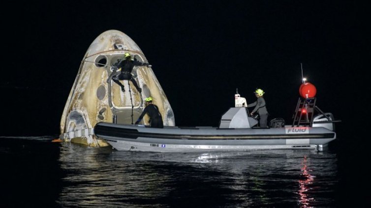 Първата редовна мисия на SpaceX завърши успешно