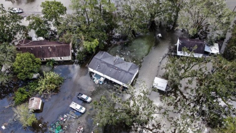 В Луизиана се готвят за месец без ток и вода след „Айда“