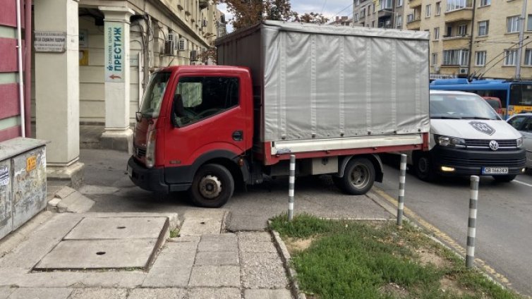 Майки с колички слаломират заради паркирали коли по тротоара