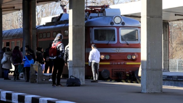 Локомотив на влак се запали в движение