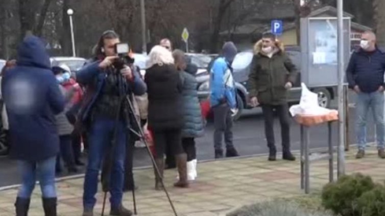 В Кубрат протестират срещу смяната на дългогодишният директор на болницата