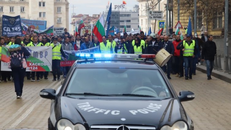 Протестиращи полицаи: Заплатите ни се доближават до минималната 