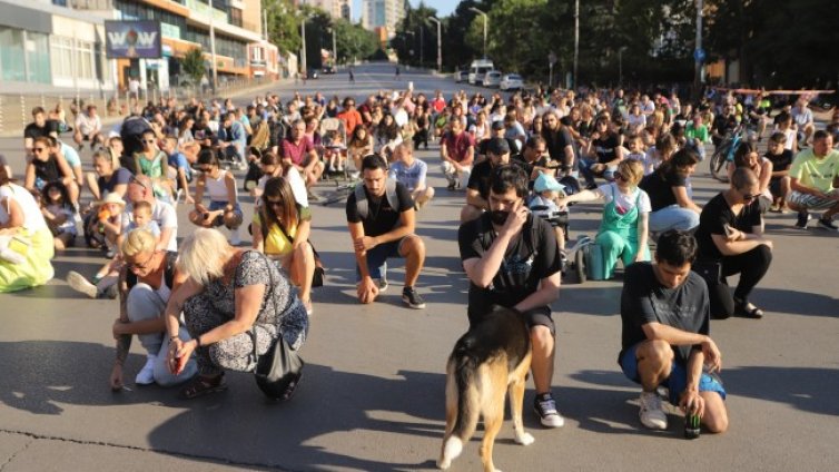 Втори ден на мирни протести срещу войната по пътищата