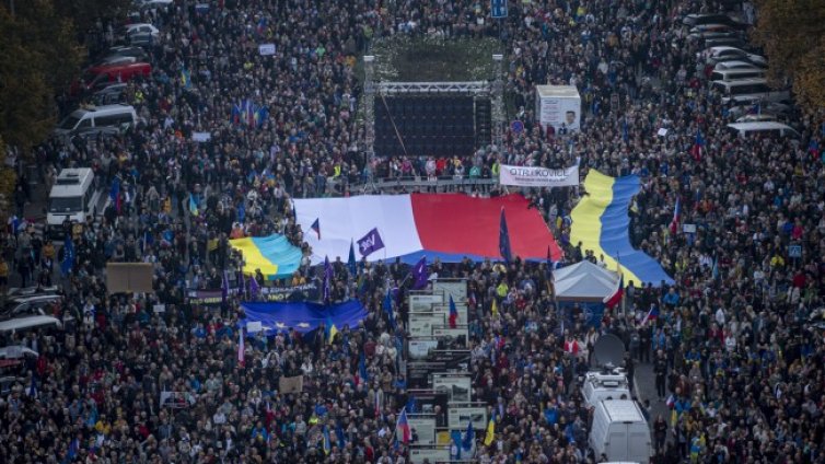 Десетки хиляди на протест в Прага в подкрепа на Украйна