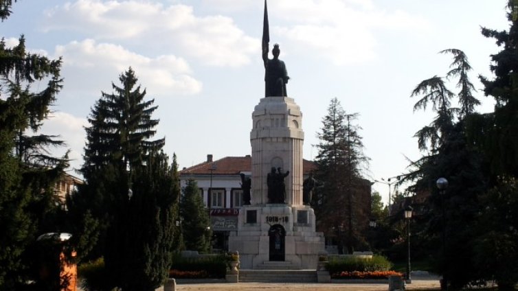 Вандали поругаха паметника "Майка България" във Велико Търново