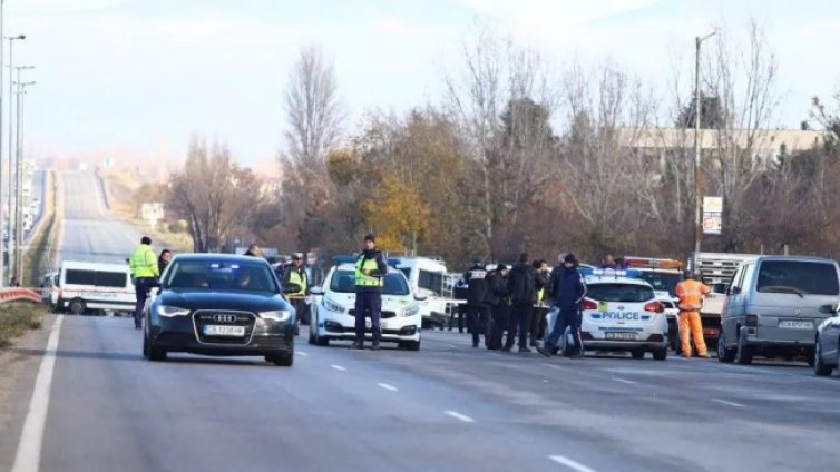 Пострадалият полицай остава в тежко състояние