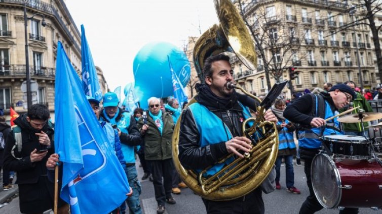 Младите на протест във Франция