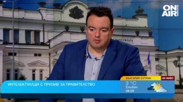 Интелектуалци: Радев надхвърля правомощията си, трябва редовен кабинет