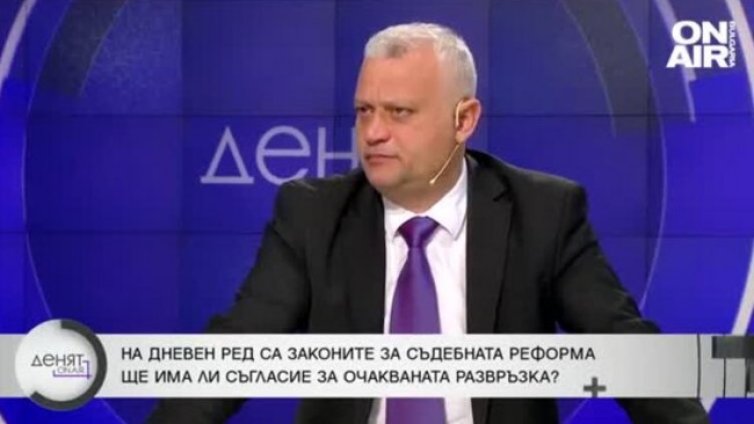 Дечев: За тези 32 години в България КС има решения, с които може да се гордее