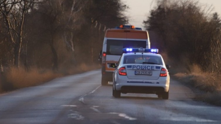 Задържаха българи за превоз на 23-ма мигранти в линейка в Пловдивско