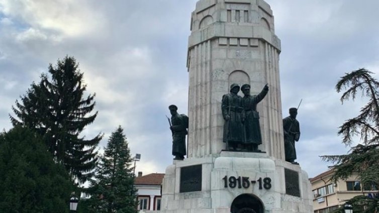 Арест за двама криминално проявени, поругали паметника "Майка България"