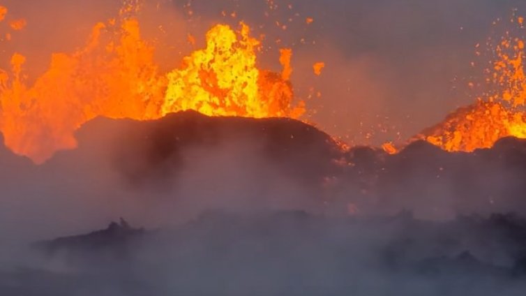 Зрелищно изригване на вулкан в Исландия близо до международно летище