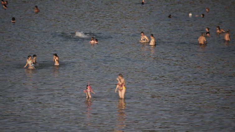 Код за опасно време в Гърция, да не се влиза в морето 