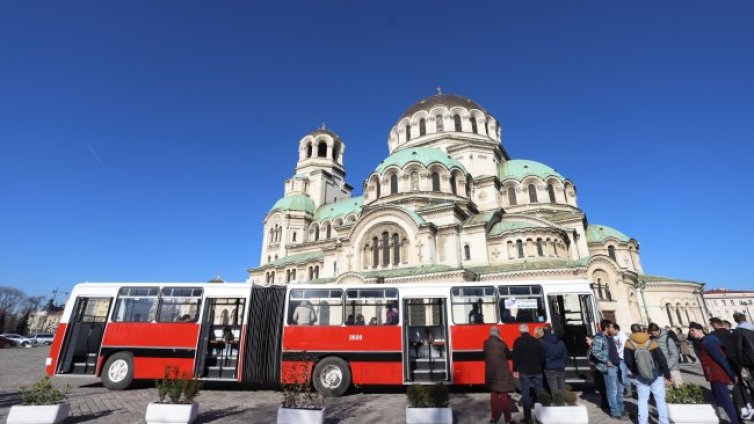 123 г. обществен транспорт в София, пускат ретро трамвай и автобуси