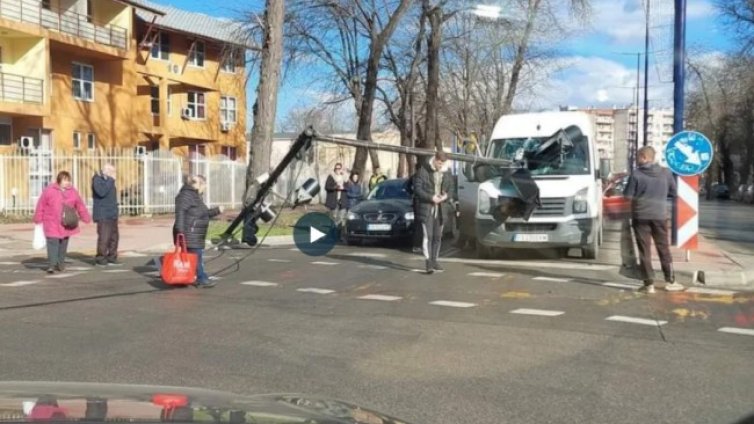 Светофар падна върху бус на кръстовище в Пазарджик