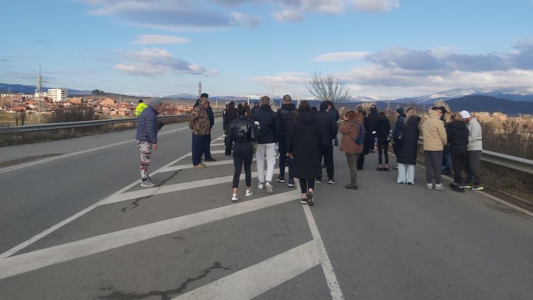 Протест затвори пътя Кюстендил - Гюешево след смъртта на 18-годишното момиче