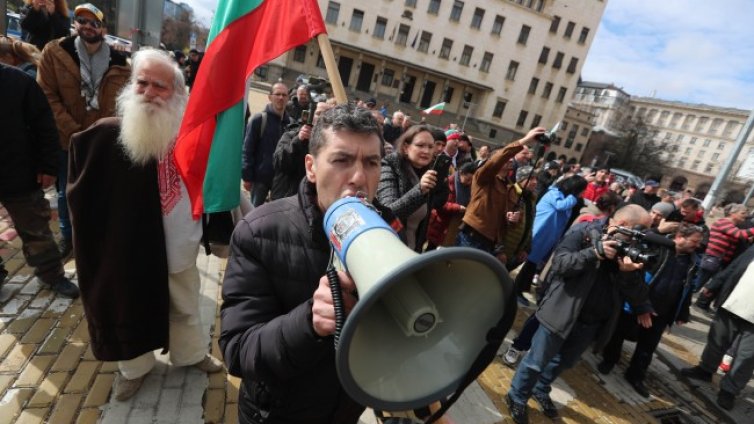 В кадър: Протест пред НС срещу правителството