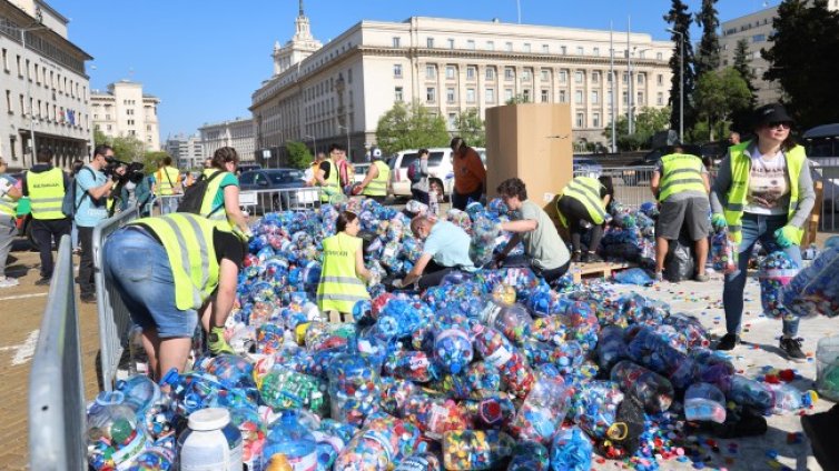 "Капачки за бъдеще" събра 60 тона пластмаса в София