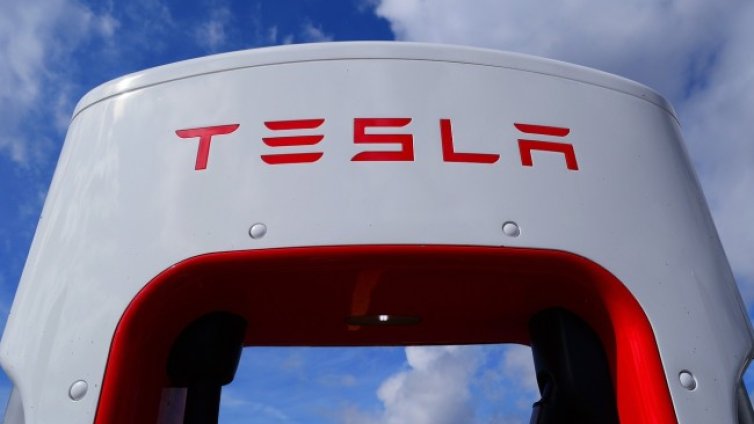 Tesla намалява цените на електромобилите