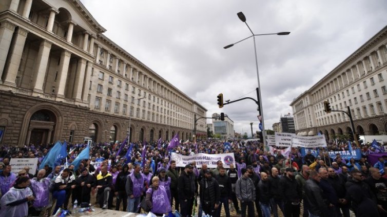 Президентът Радев се срещна с протестиращите енергетици