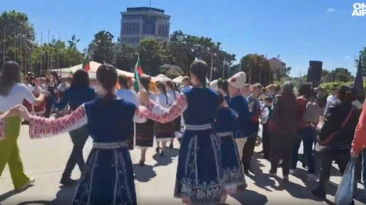 Над 1000 души се включиха в "Най-дългото хоро" пред НДК