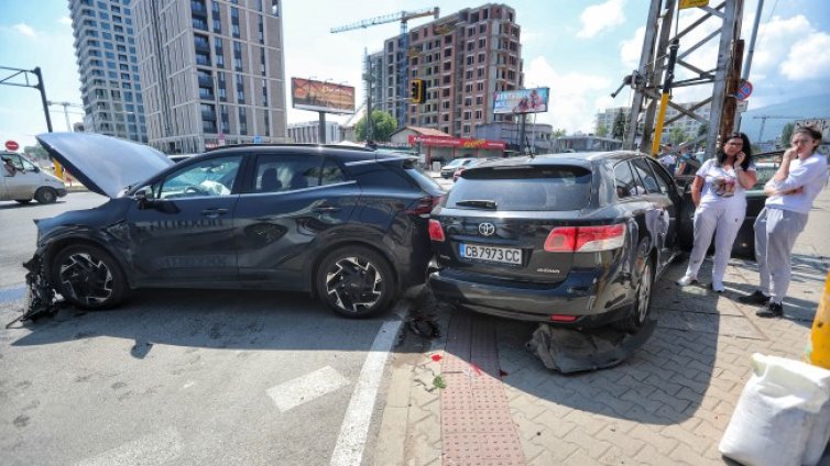 В кадър: Тежката катастрофа до столичен мол