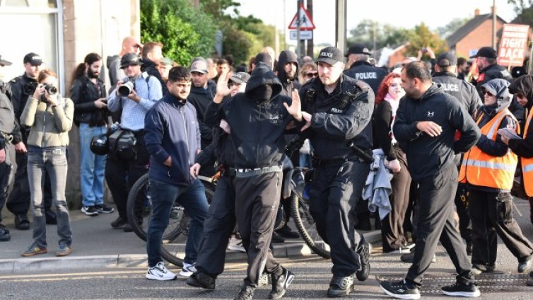 Съдят 12-годишни деца за масовите безредици във Великобритания