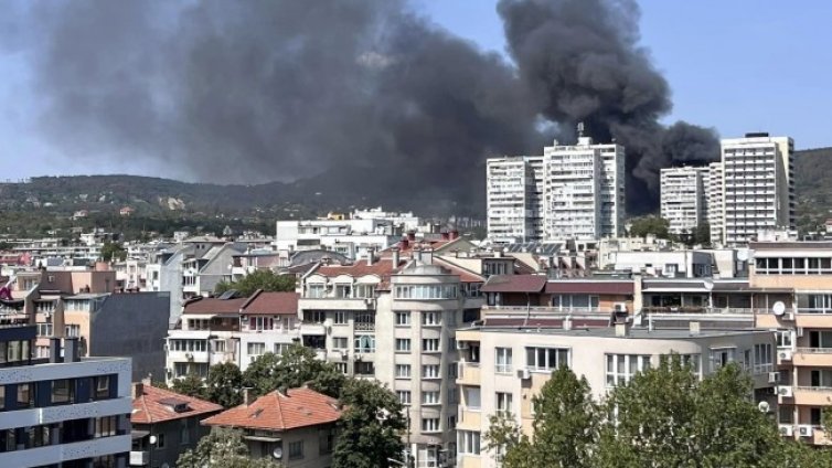 Пожар избухна в района на Военна болница във Варна 