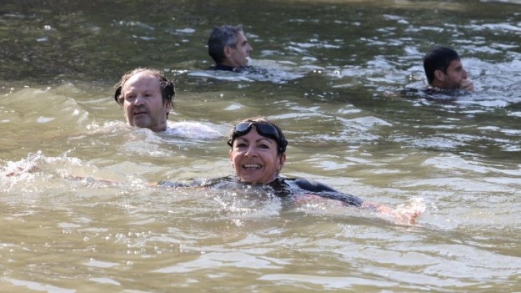 Кметицата на Париж пак плува в Сена