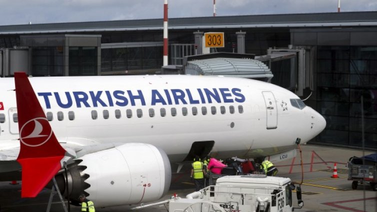 Пилот на Turkish Airlines почина по време на полет 