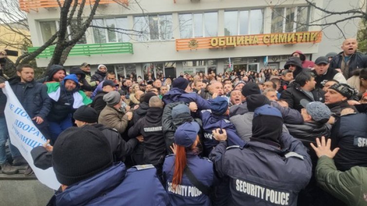 Полицията в Симитли спря сблъсъци заради тротоар и лавка