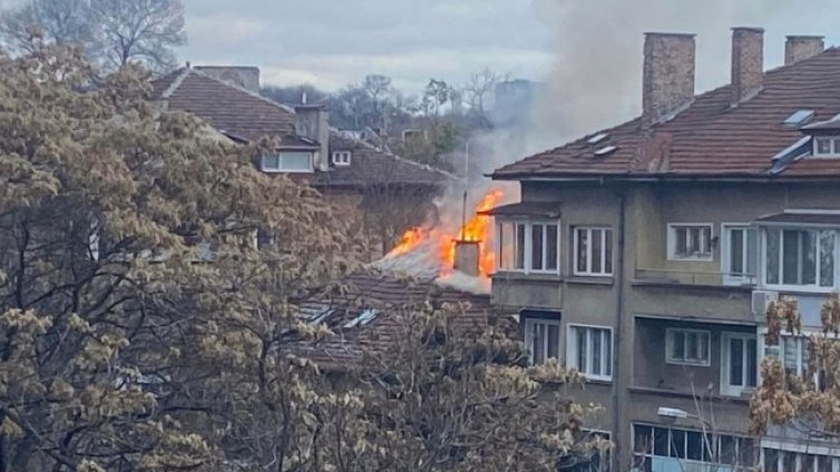 Голям пожар в София на централен булевард