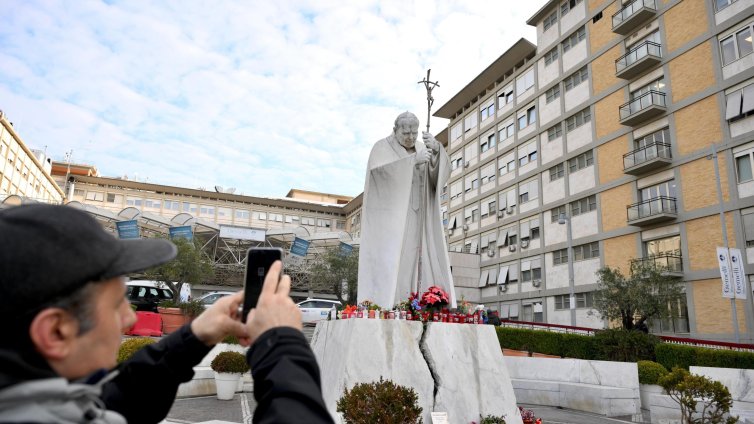 Папата е с двустранна пневмония