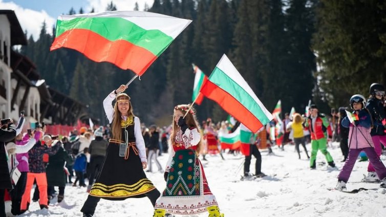 Голямо ски спускане с народни носии в Пампорово ВИДЕО