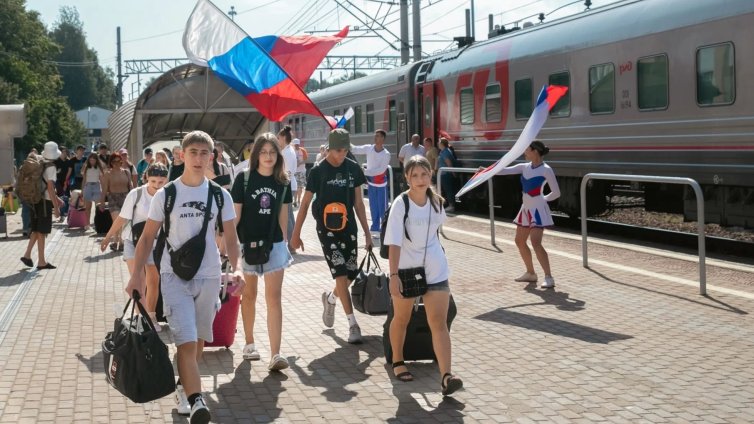 Зад стените на лагера, в който "Майка Русия" промива мозъците на украинските деца 