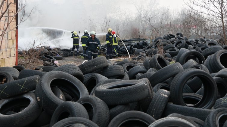 Празнично обгазяване: Кой запали над 600 гуми на Сирни Заговезни в Добринище?