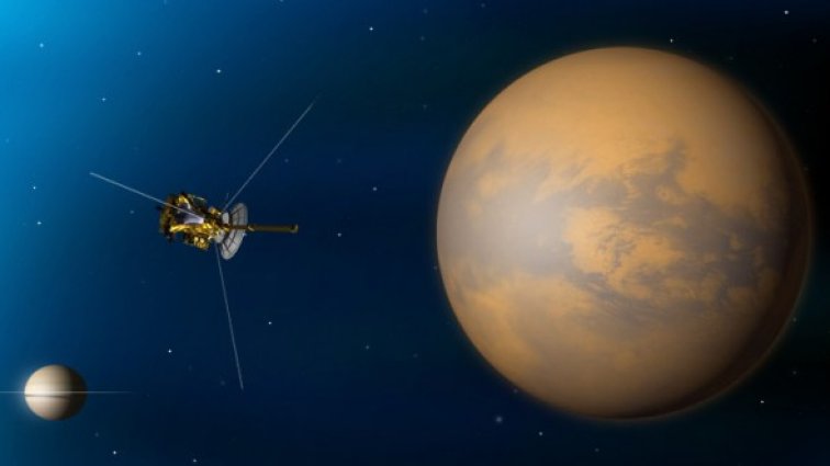 Cassini прелита край Сатурновия спътник Титан. Изображение: NASA/JPL-Caltech